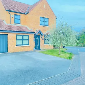 Holiday home Calvary Hill - 4 Bed Large Garden, Bbq, Shafton